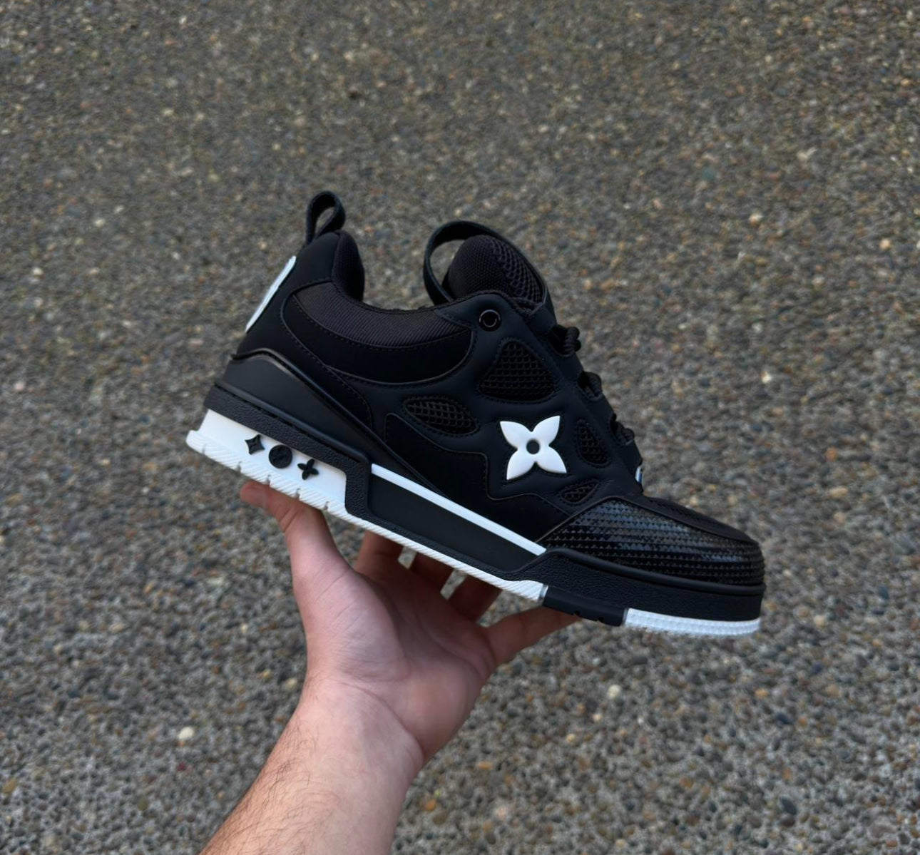 1:1 Top Quality LV Skate Sneakers Black and White