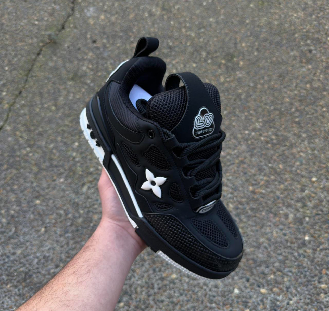 1:1 Top Quality LV Skate Sneakers Black and White