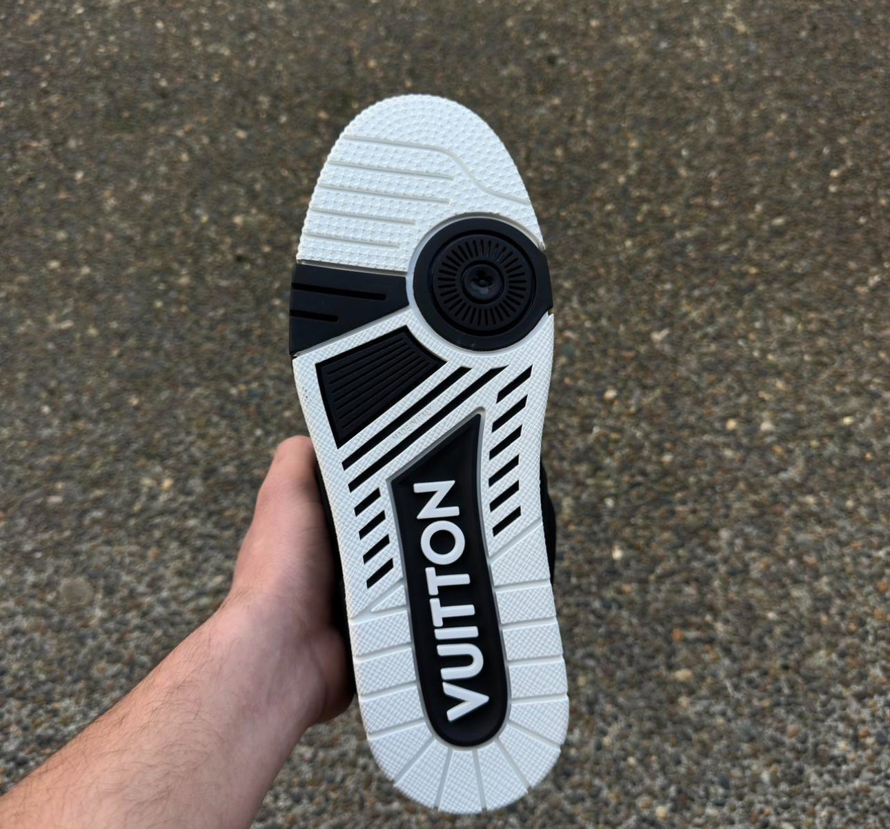 1:1 Top Quality LV Skate Sneakers Black and White