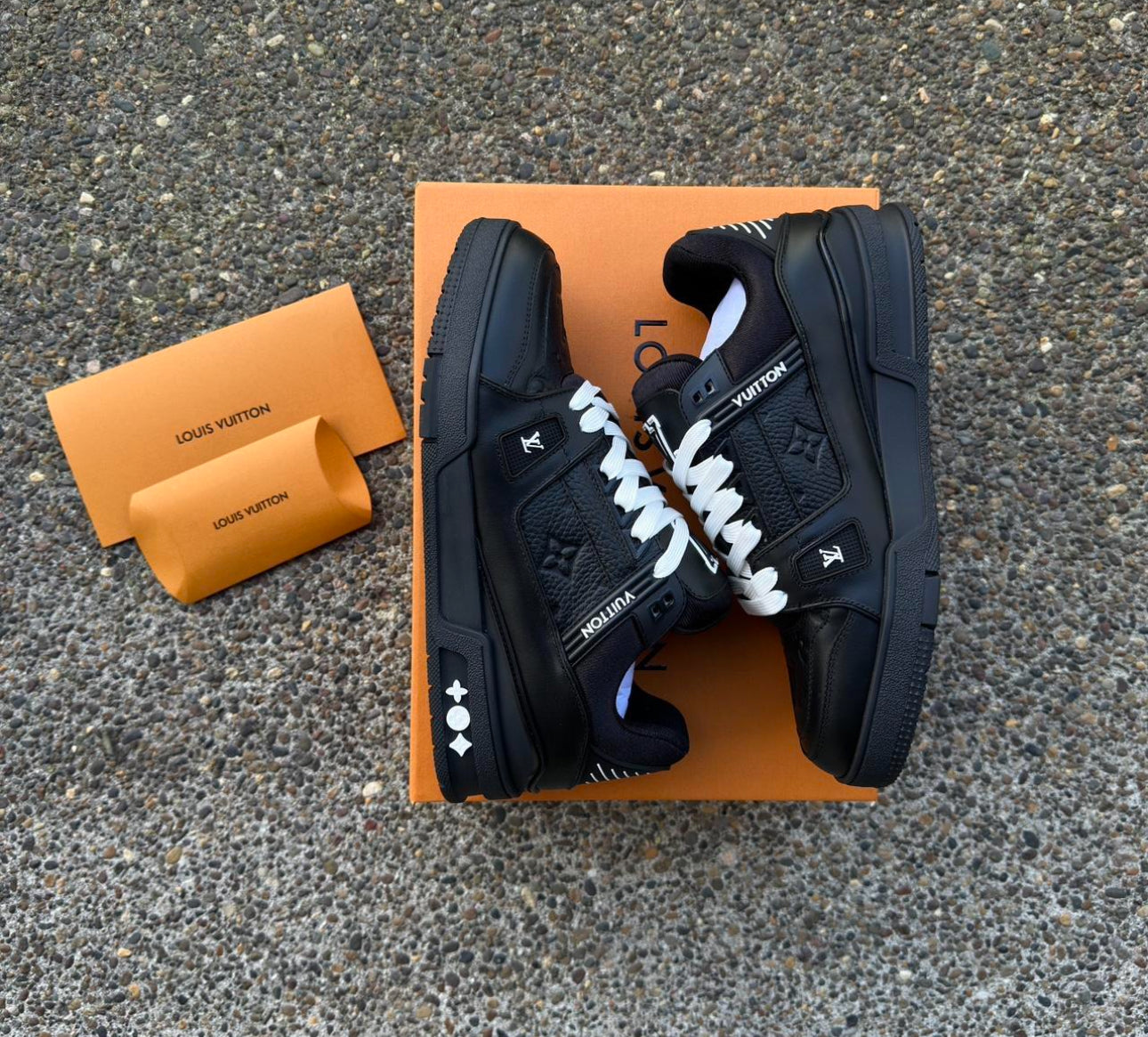 1:1 Top Quality LV Trainers Black